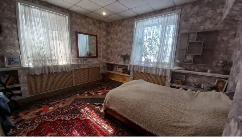 Продам большую 3-комн квартиру76кв м  , старого типа по ул Чкалова