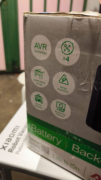 UPS stabilizator curent Schneider APC BX950MI-GR 950VA/520W - NOU