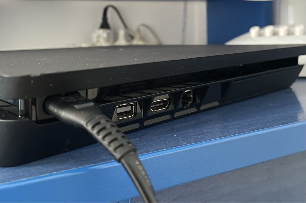 Play station 4 slim ( PS4 slim )