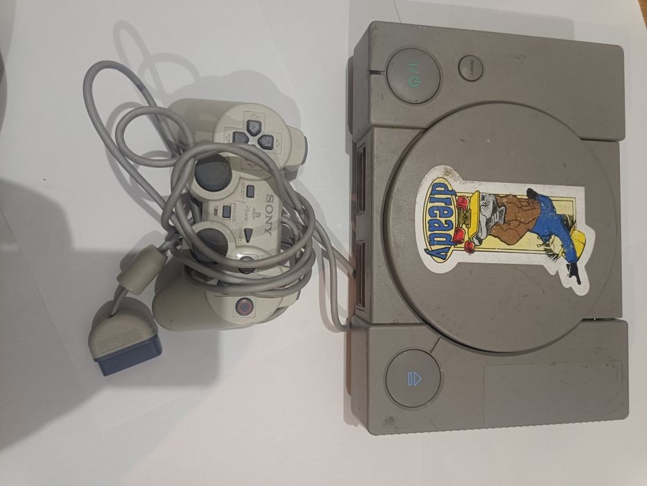 Vând PlayStation 1
