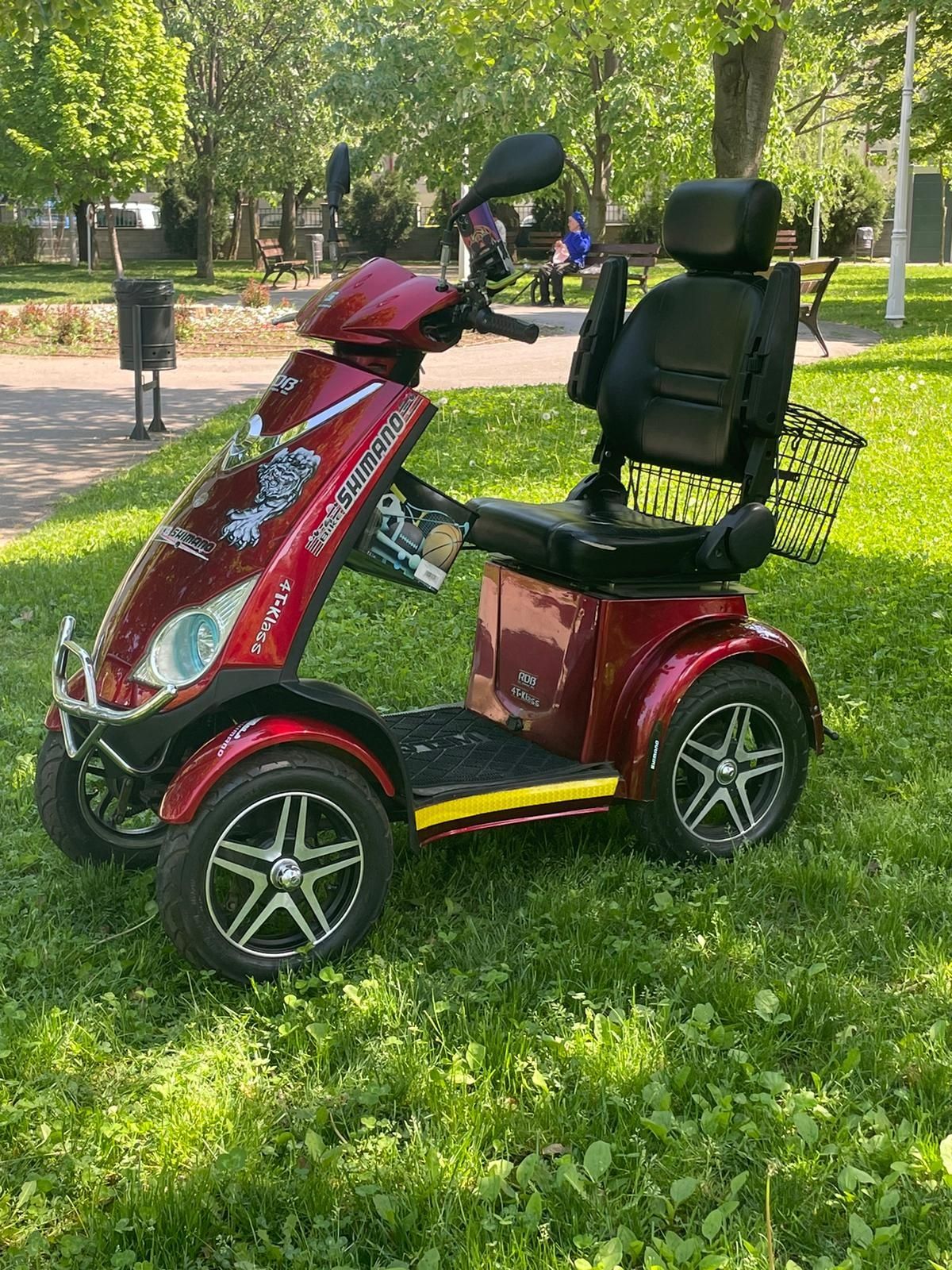 Vând scuter electric pe patru roți potrivit pentru persoanele cu dizab