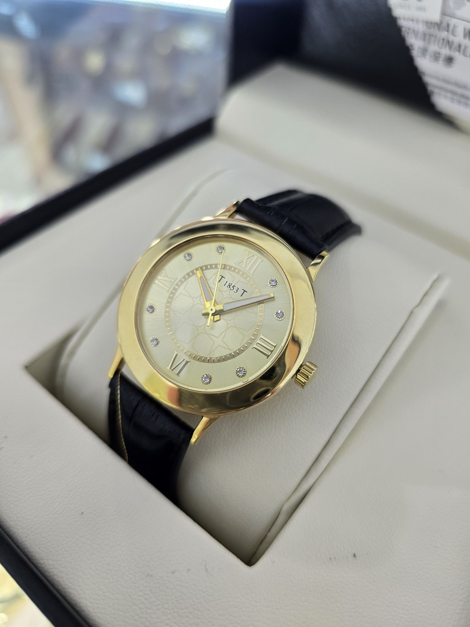 Продам женские золотые часы 750 пробы