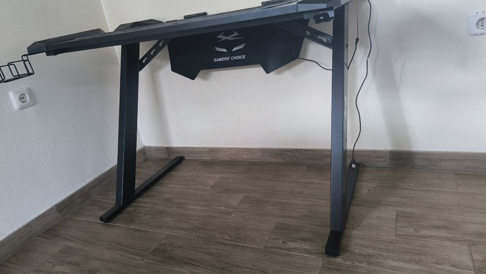 Vând Birou gaming LINDHOLM cu LED, negru