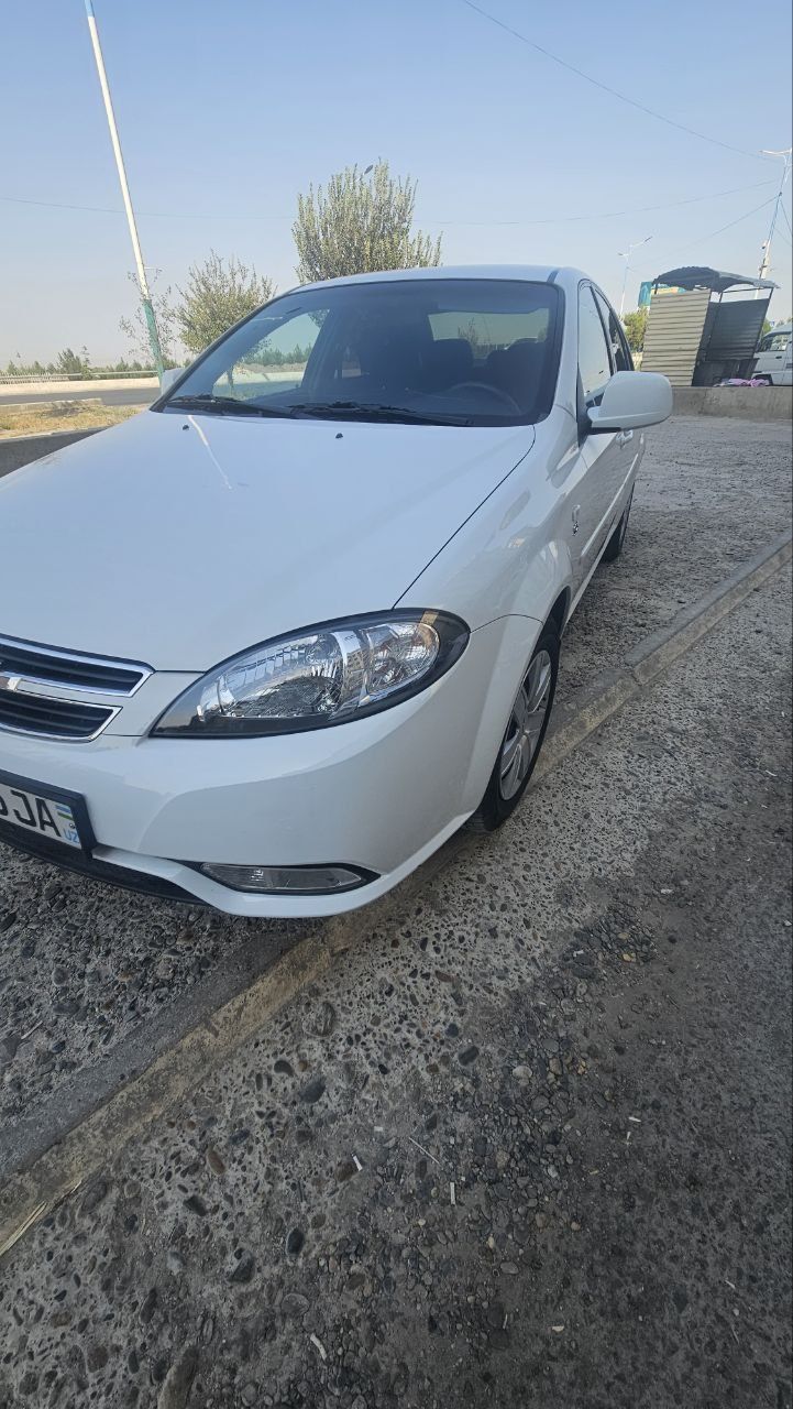 Gentra mexanika 2022 yil 42000 km yurgan tesla monitor qoyilgan