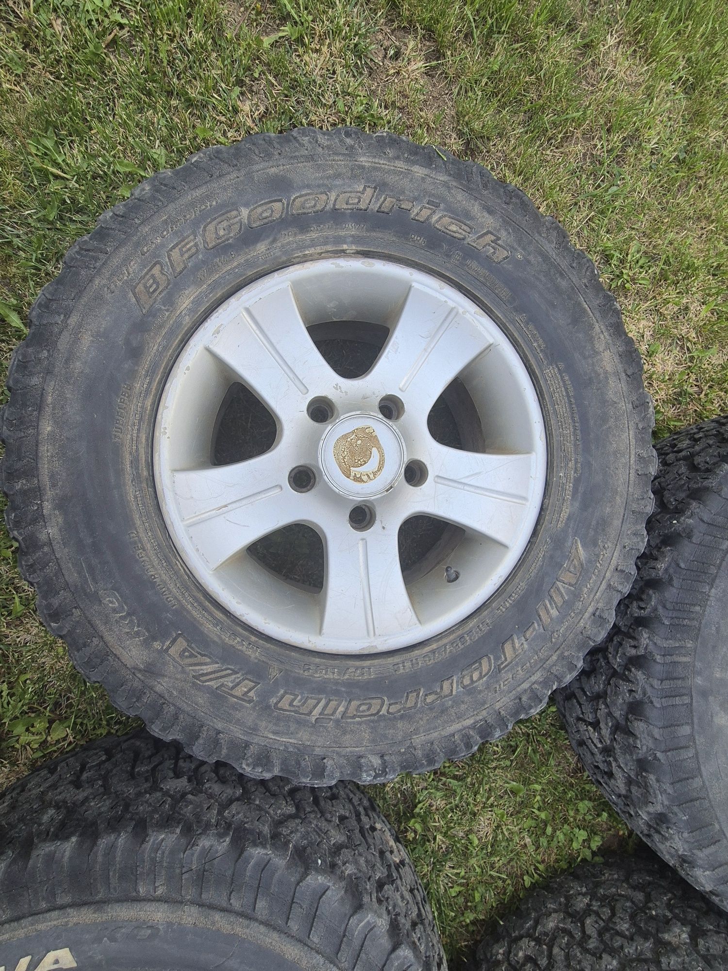 Гуми с джанти 265/70/R16