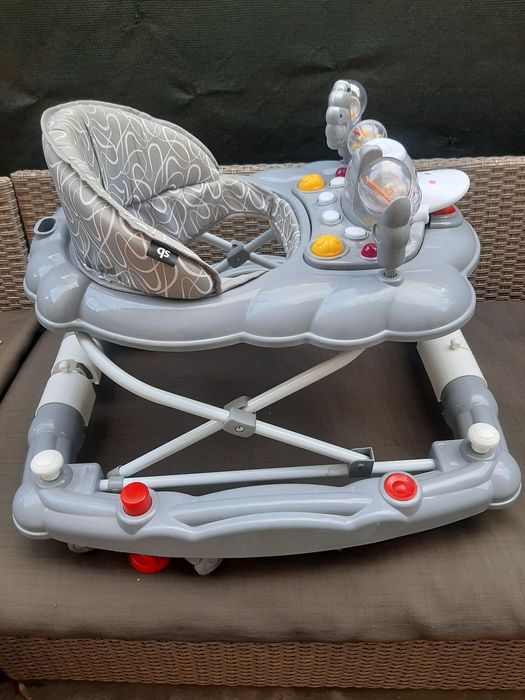 Продавам бебешка проходилка супер запазена