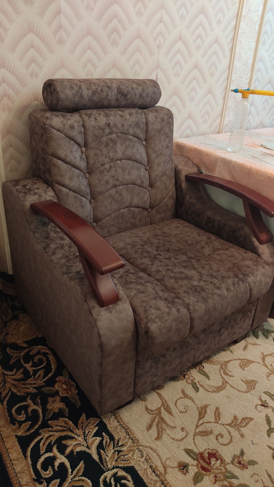 Продается диван и кресло коричнево серого цвета.