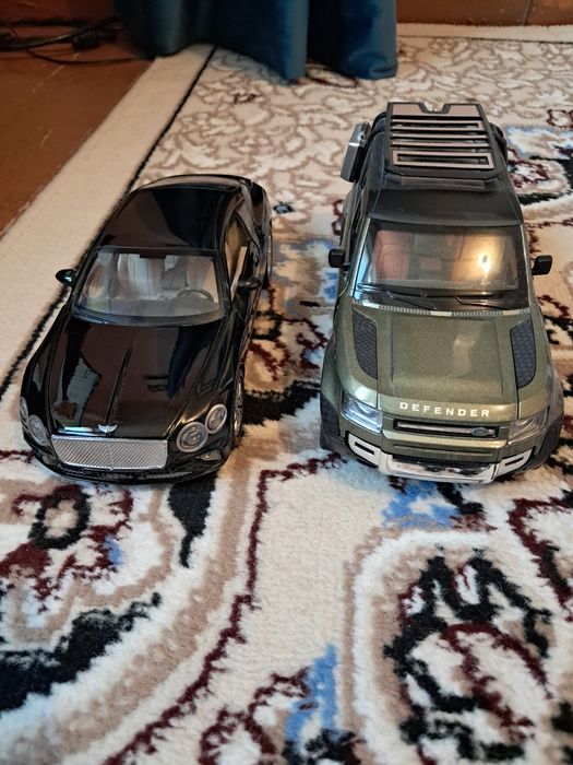 Продам коллекционные модели авто 4 шт масштаб 1,24 и 8 шт масштаб 1,32