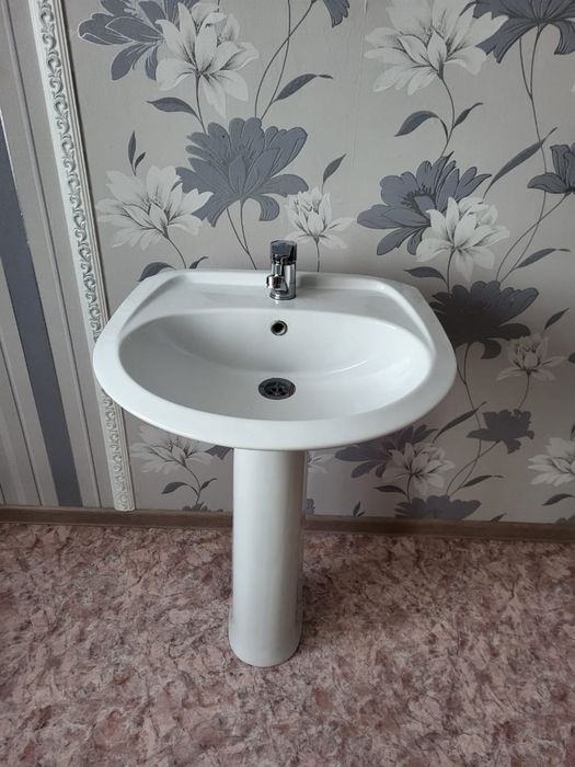 Продам новую раковину с пьедесталом зборе.