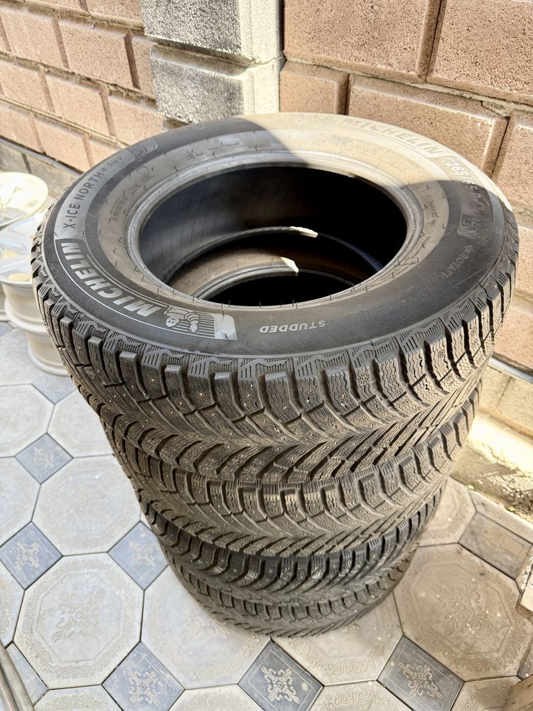 Продам зимнюю шипованную резину Michelin 265 65 R17