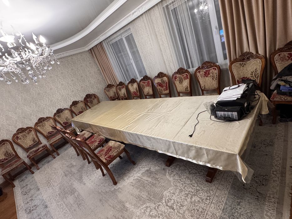 Стол с стулями для гостиной