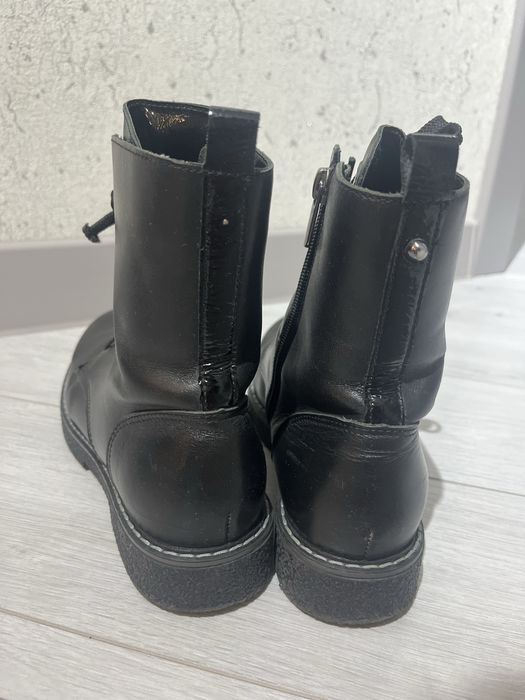 Кожаные ботинки.