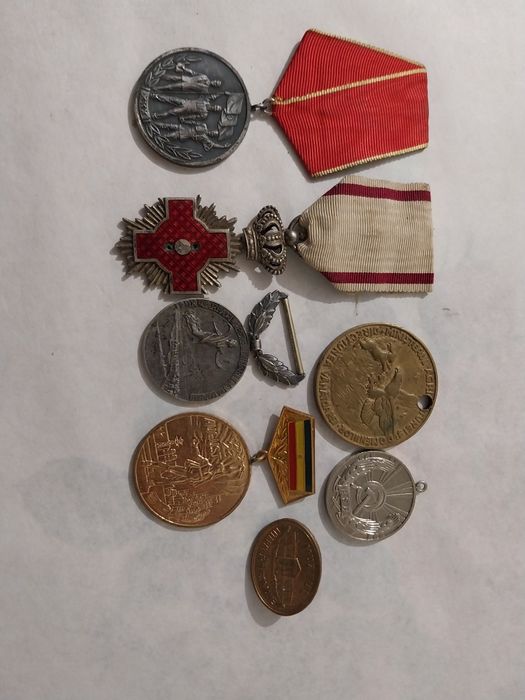 Monezi,insigne,fnioane,etc.