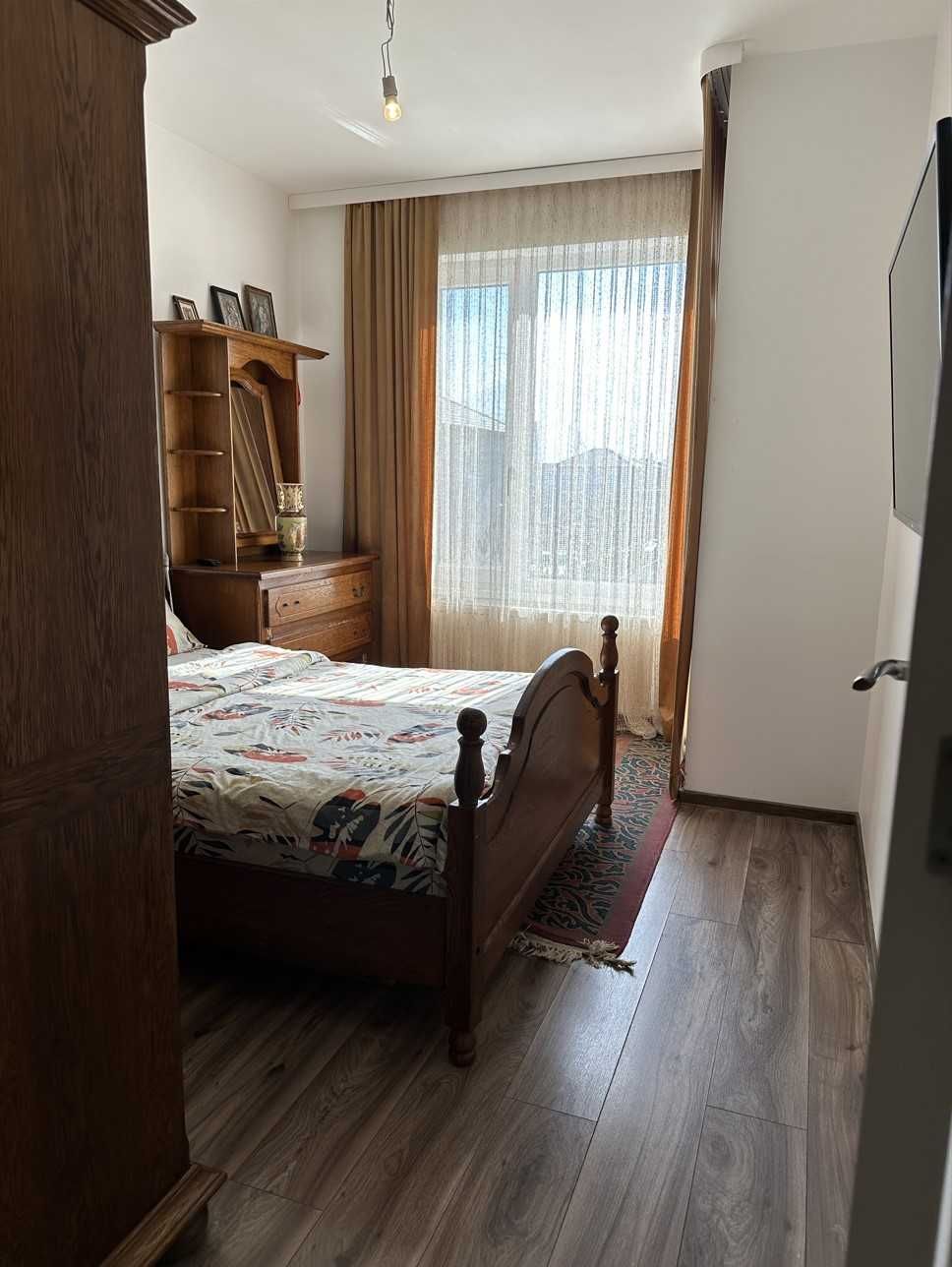 Vând casă cvadruplă (cuplată) – pe 3 niveluri, curte & parcare proprie