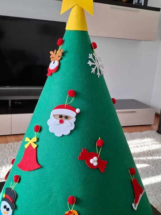 Bradut decorativ de craciun din fetru cu ornamente