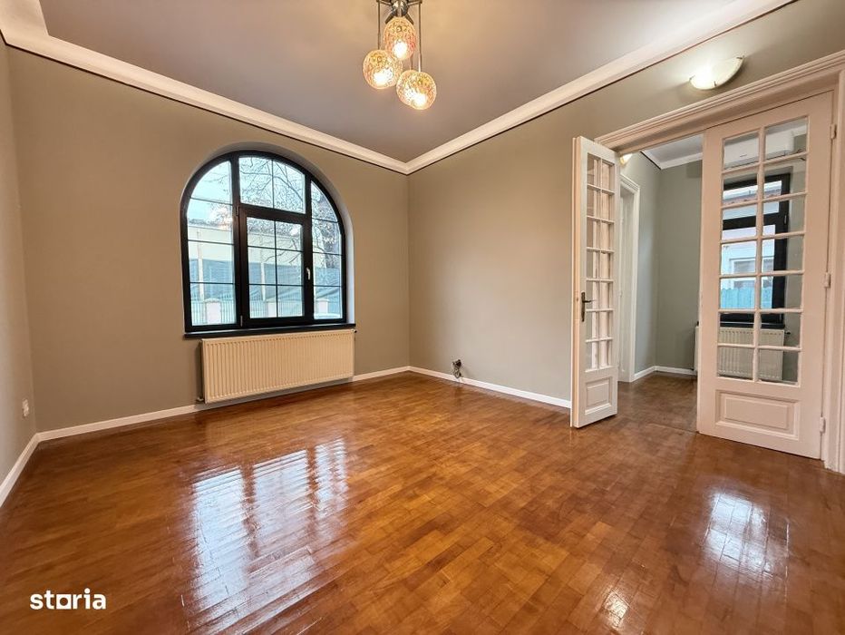 Casa renovata, ideala pentru firma sau locuinta, cu curte, in Crangasi