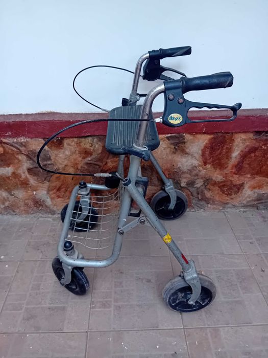 Cadru de mers pe roti gri. O frana defect!!!