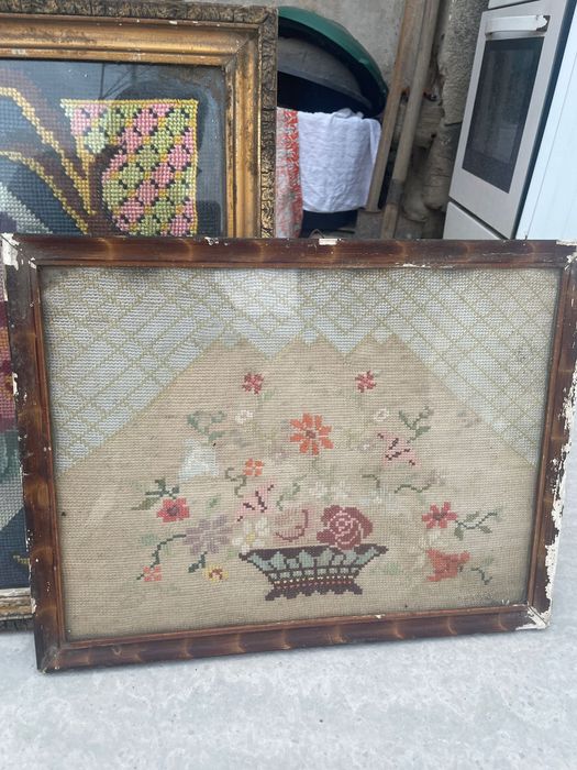 Diverse antichitati tablouri tesute putinei roata tesut copaie lemn