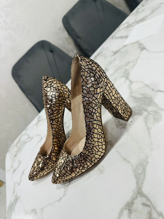 Pantofi stiletto aurii