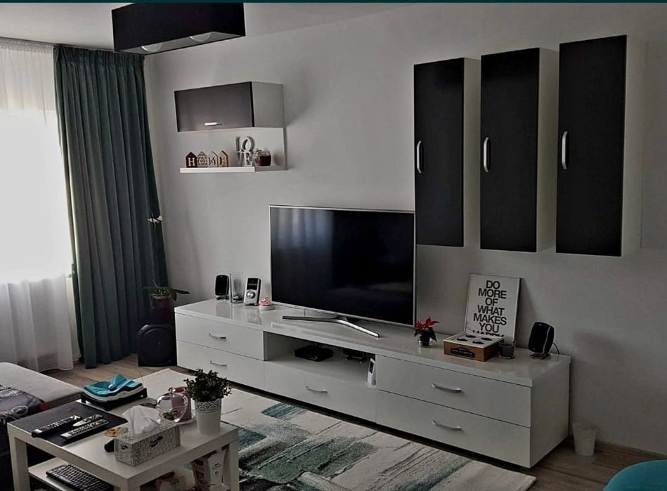 Vand mobila living formata din 5 corpuri
