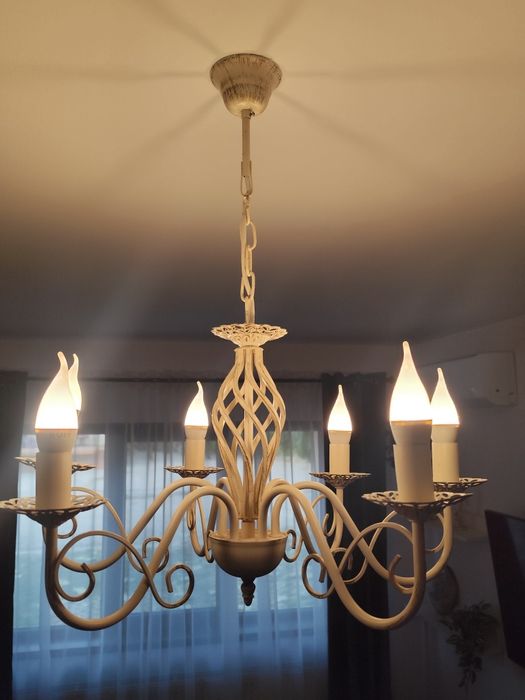 Candelabru perfect pentru living /dormitor in stare impecabila Detalii