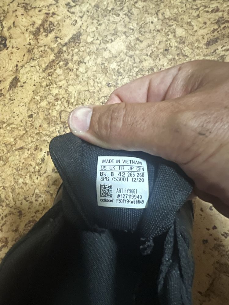 Кожени маратонки Adidas - 40 лв