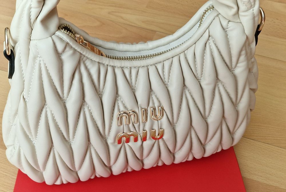 Geanta damă nude, curea detasabila, logo metalic auriu, saculet, etich