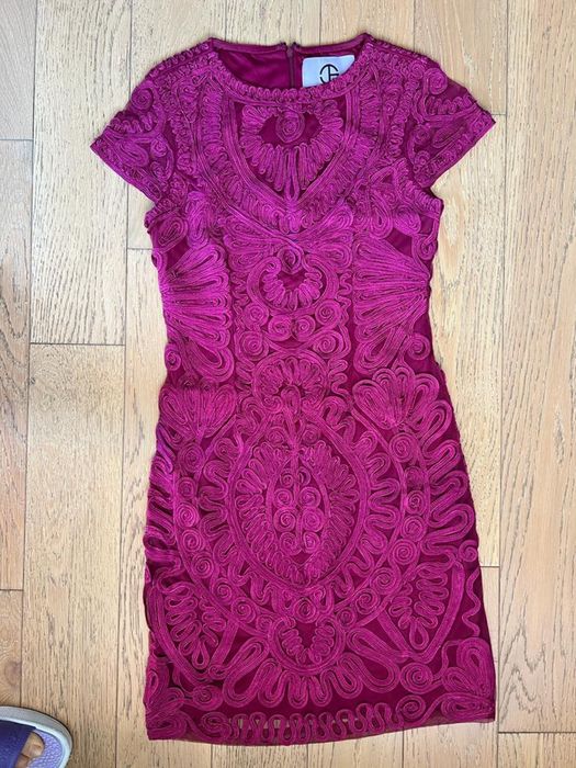 Цикламена рокля с дантелени мотиви, S