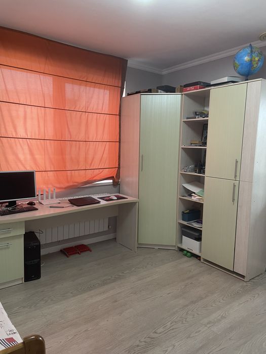 Продам вместительныйподростковый шкаф со стом и пеналом