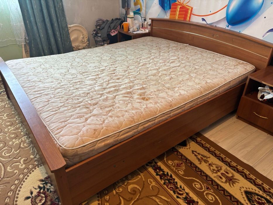 Продам двуспальную кровать и тумбу