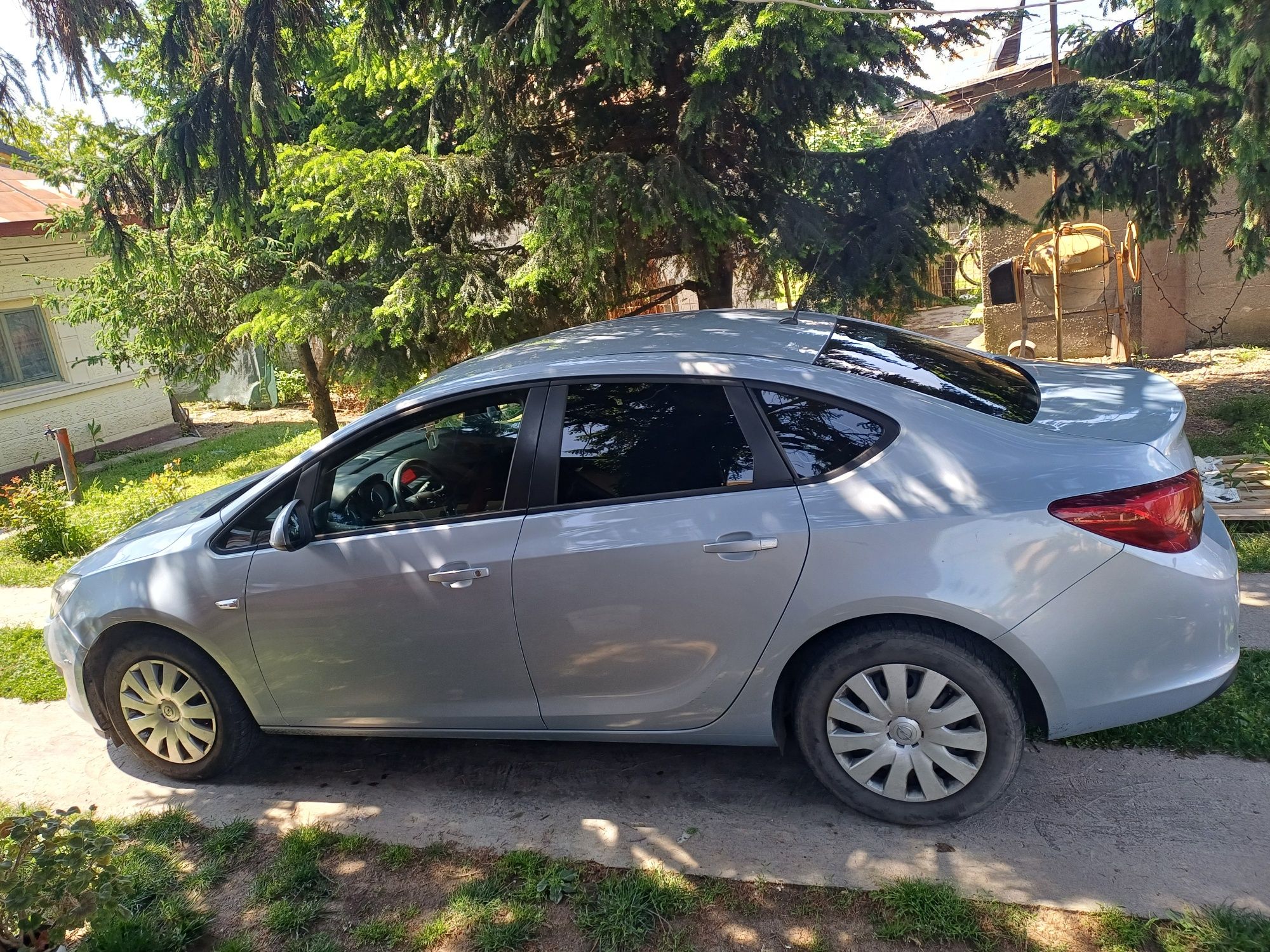 Opel Astra j Sedan