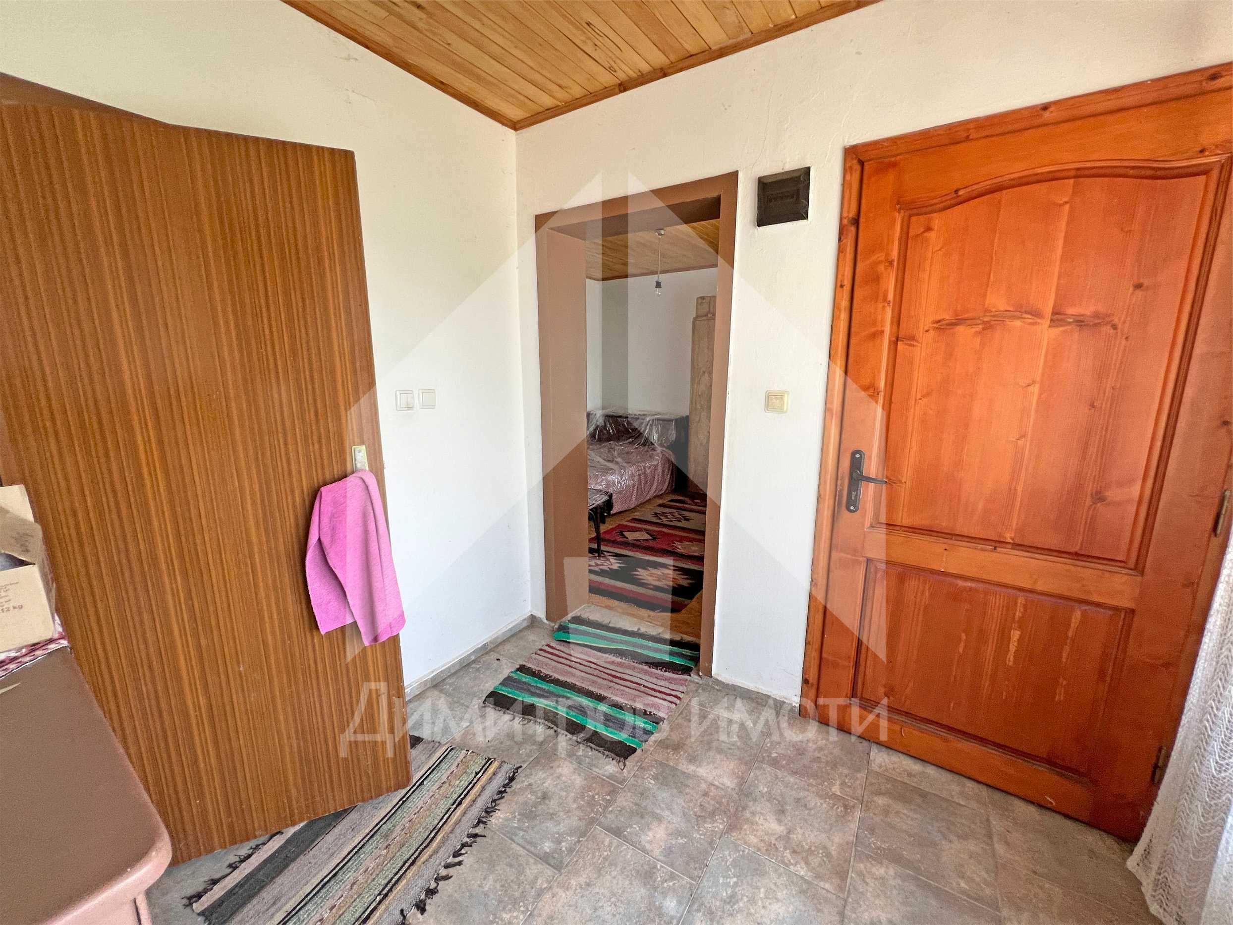 Продава се имение с площ от 4,5 дка в с. Войвода (общ. Нови пазар).