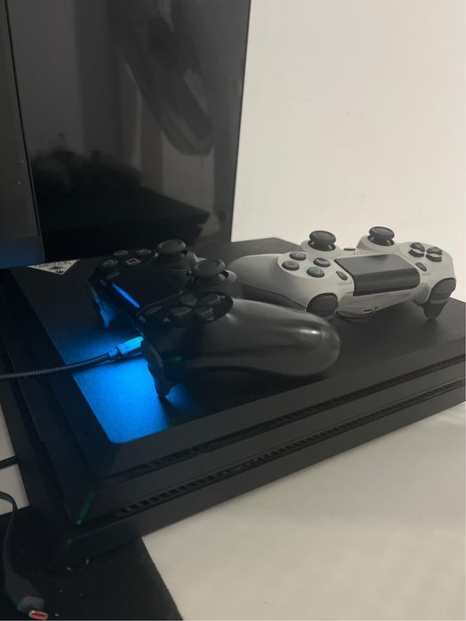 Vand ps4 pro URGENT + un controller