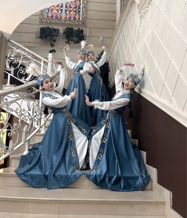 Танцы. Танцовщицы. Группа. Той. Бишилер. Би