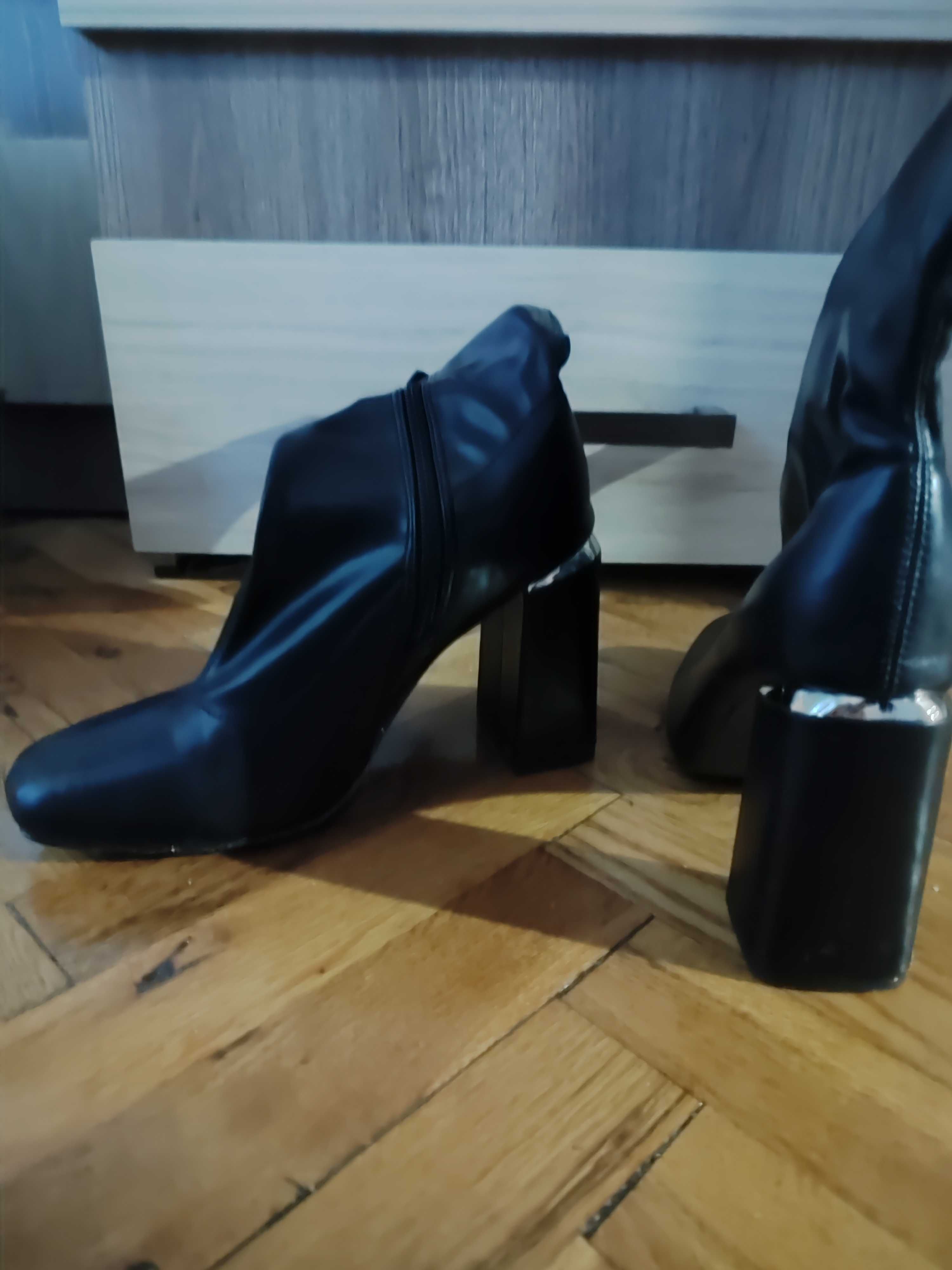 Дамски боти на висок ток