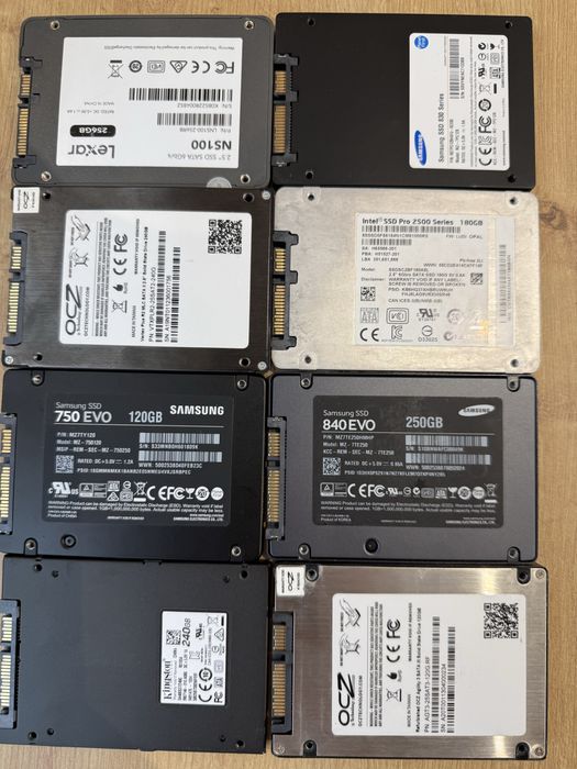 Ssd cu capacitate variabila intre 120gb , 240, 256, 400. 500 gb.
