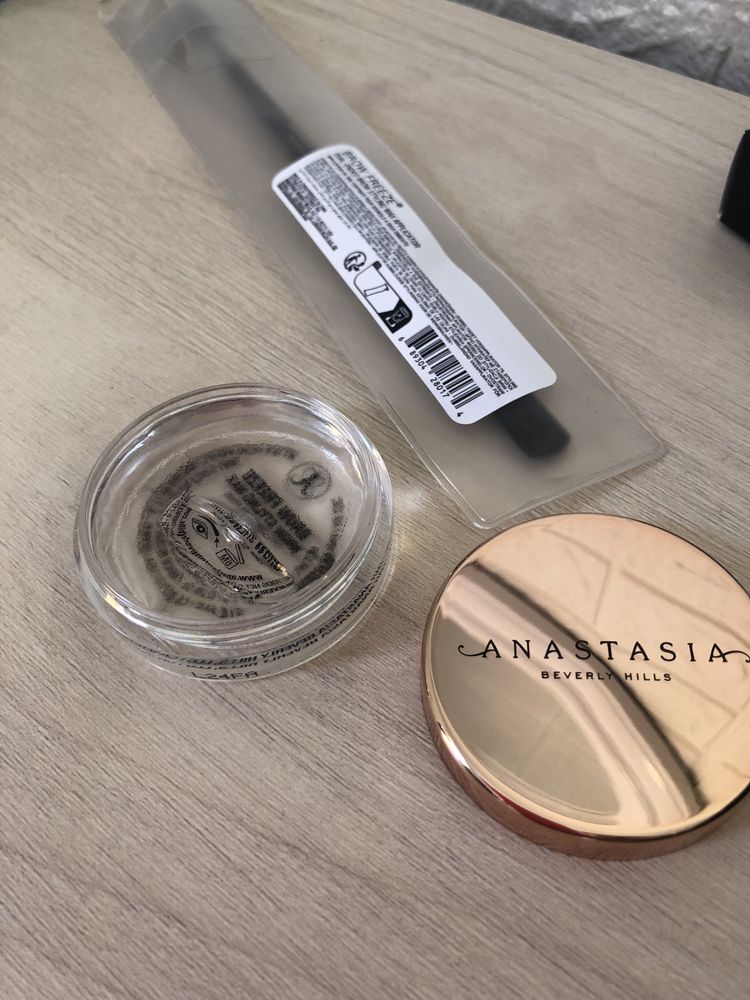 Bellebox / Anastasia Beverly Hills Brow Freeze