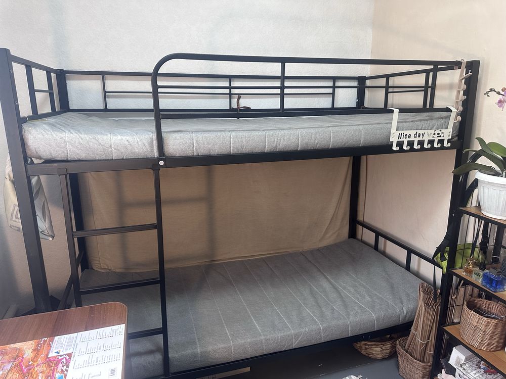 Продам двухярусную кровать с матрасамт