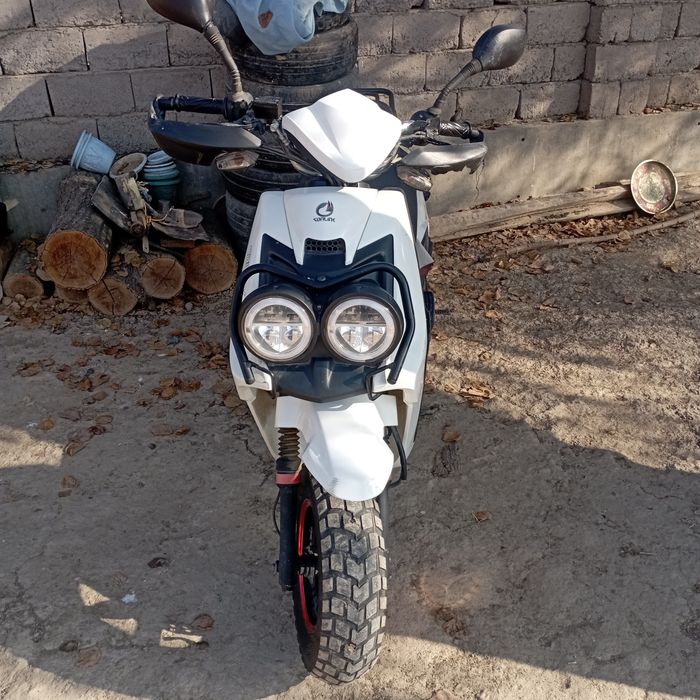 Бумер скутер белый