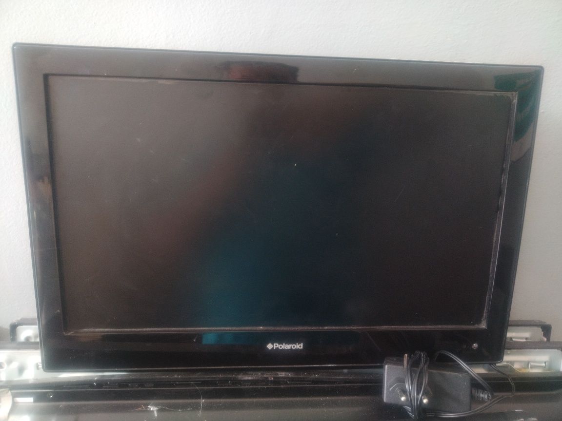 Телевизор работещ на 12V и 220V Pol
POLAROID LED TV DVD  19" инча.
Иде