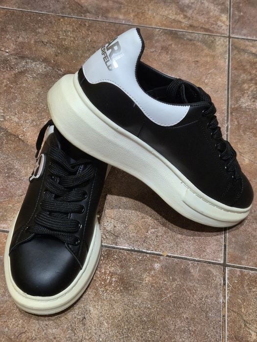 Vând adidasi mărimea 38