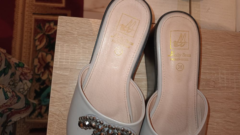 Продаётся  турецкий  шлепки 38 размер.Один раз насилапочти новый