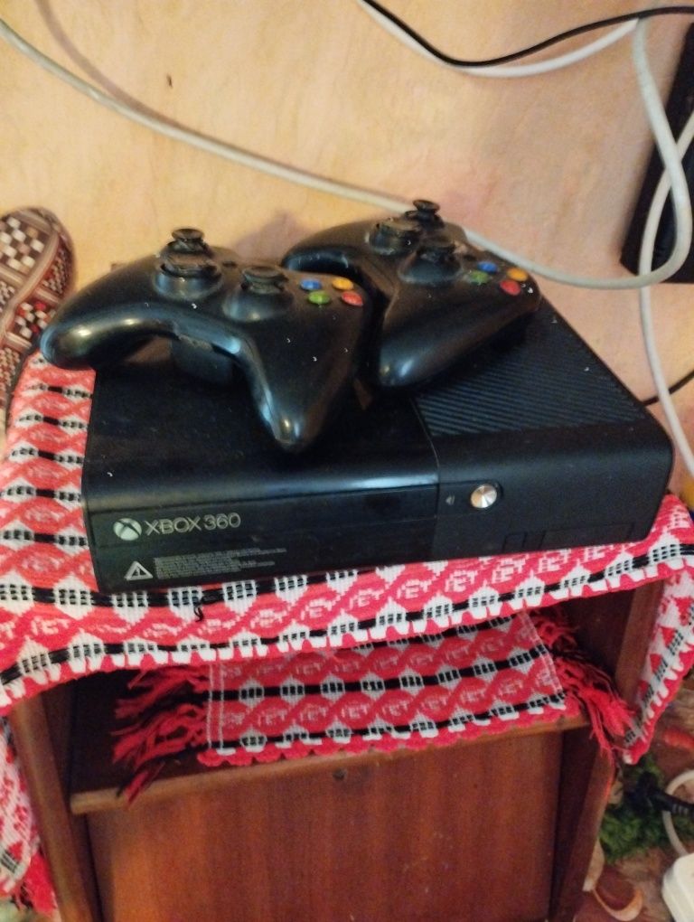 Xbox 360 merge bine și are 18 jocuri 2 manete