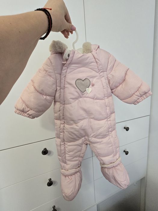 Combinezon Mayoral – 2-4 luni
Culoare: roz
Cu manusi si botosei detasa