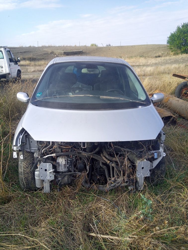 Dezmembrez Renault scenic