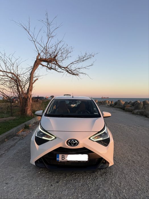 Продавам Тойота Айго / Toyota Aygo / 17к км Navi и камера за задно виж