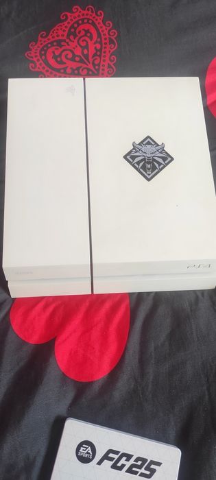 PlayStation 4 (CUH-1116A) + EA FC 25 (Real Madrid Premium Edition)