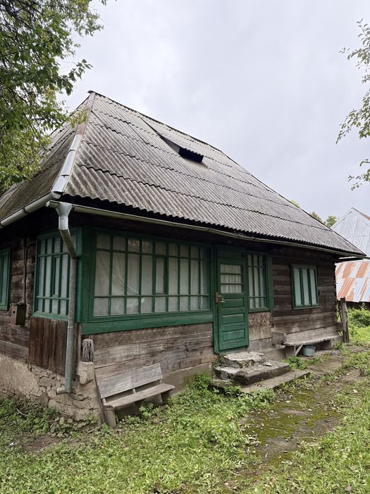 Vând casă și grajd din lemn vechi de peste 100 de ani