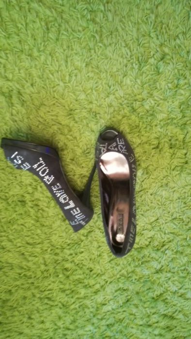 Pantofi de dama cu pietre .