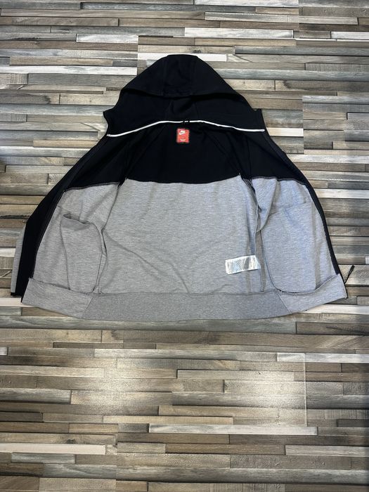 Оригинален Nike Tech Fleece в отлично състояние!